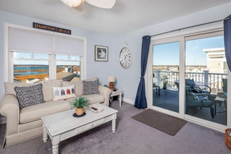 128 Ashworth Ave in Hampton, NH - Foto de edificio - Building Photo