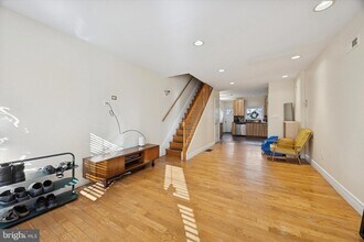 341 Dickinson St in Philadelphia, PA - Foto de edificio - Building Photo