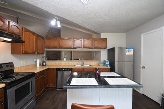 10102 Barmont Dr in La Porte, TX - Foto de edificio - Building Photo