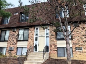 190 S Waters Edge Dr in Glendale Heights, IL - Building Photo