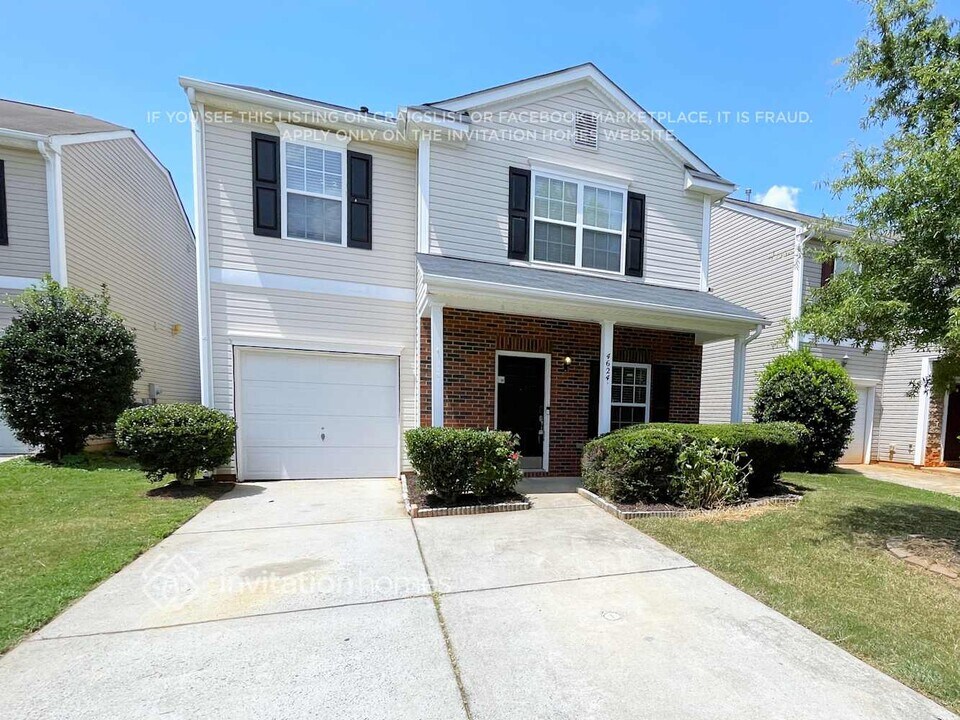 4624 Meadowfield Rd in Charlotte, NC - Foto de edificio