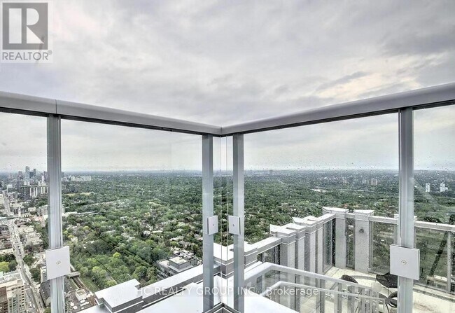 1-1101 Yorkville Ave in Toronto, ON - Building Photo - Building Photo