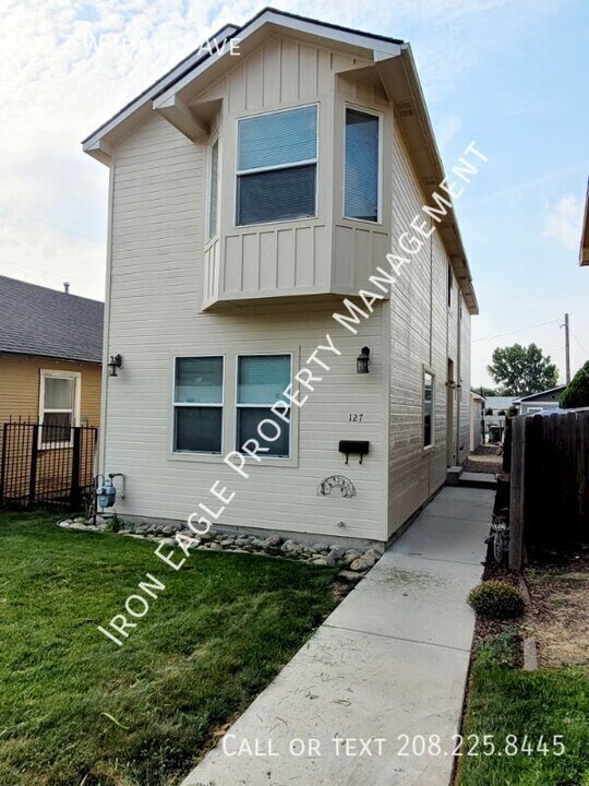 127 W Idaho Ave in Meridian, ID - Building Photo
