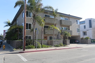 Pacific Lagoon Apartments in Playa Del Rey, CA - Building Photo - Building Photo