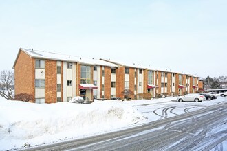 Bloomfield on Square Lake in Bloomfield Hills, MI - Building Photo - Building Photo