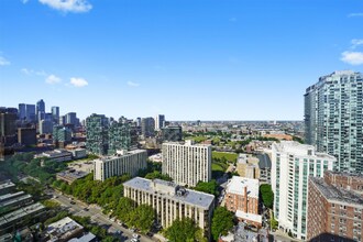 111 W Maple St in Chicago, IL - Building Photo - Building Photo