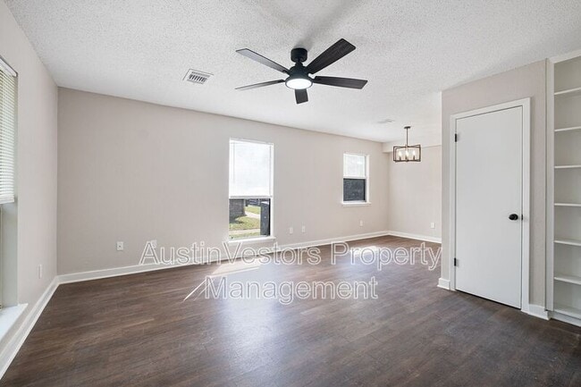 200 Concho St in Lockhart, TX - Foto de edificio - Building Photo