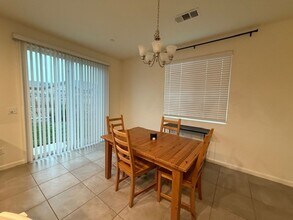 324 W Kimball Ave in Visalia, CA - Building Photo - Building Photo