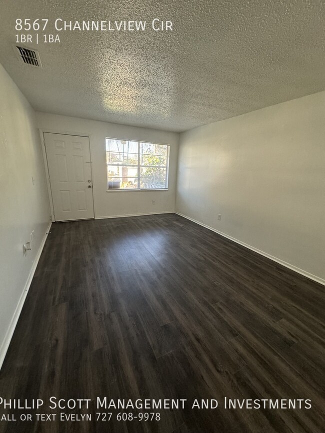 8567 Channelview Cir in Tampa, FL - Foto de edificio - Building Photo