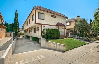 902 N Garfield Ave in Alhambra, CA - Building Photo - Primary Photo