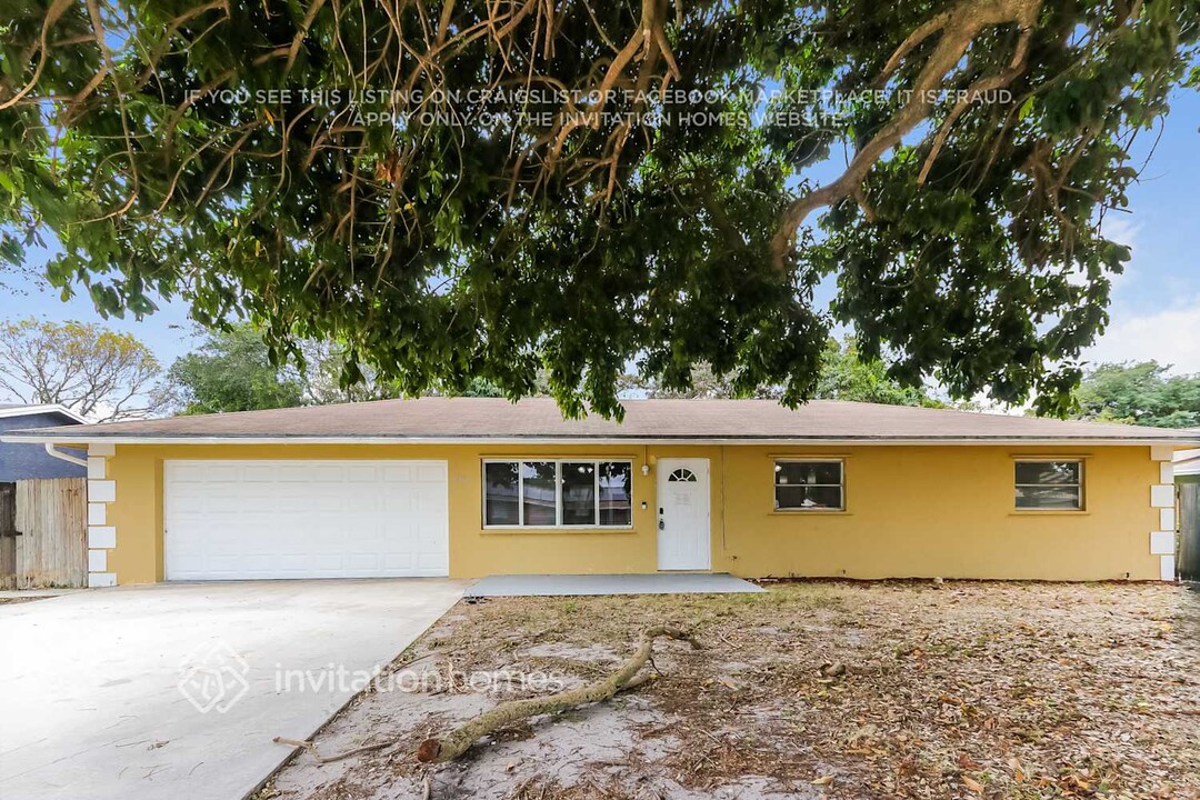 3360 Gondolier Way in Atlantis, FL - Building Photo