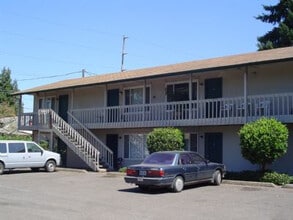 Pine Ridge Apartments in Eugene, OR - Foto de edificio - Building Photo