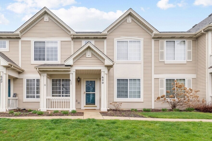 640 Lincoln Station Dr in Oswego, IL - Building Photo