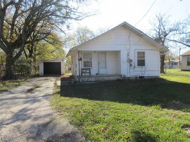 911 W 10th St in Bonham, TX - Building Photo