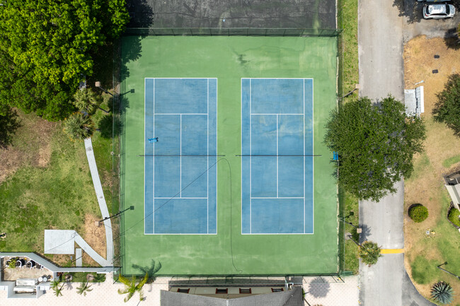 Village at Blue Lake in Pompano Beach, FL - Building Photo - Building Photo