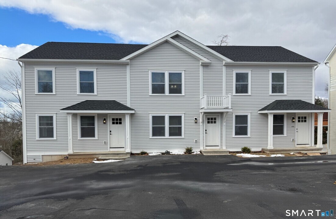 37 Brainerd Rd in Branford, CT - Building Photo