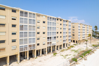 Smuggler's Cove Condos in Ft. Myers, FL - Building Photo - Building Photo