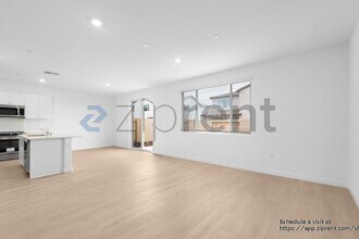 8495 Anker Wy in Elk Grove, CA - Foto de edificio - Building Photo