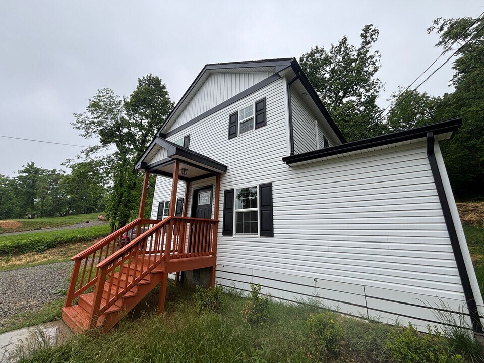 811 Montvue Rd in Salem, VA - Building Photo
