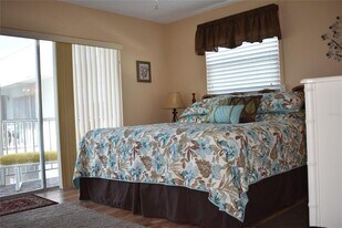 325 Causeway N in New Smyrna Beach, FL - Building Photo