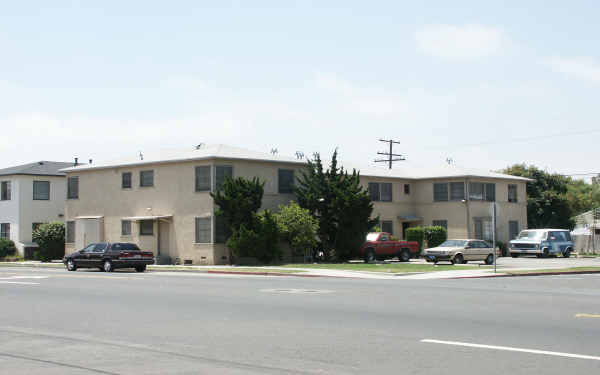 5895 Orange Ave in Long Beach, CA - Foto de edificio