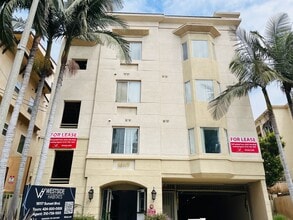 16117 Sunset Blvd in Pacific Palisades, CA - Foto de edificio - Building Photo