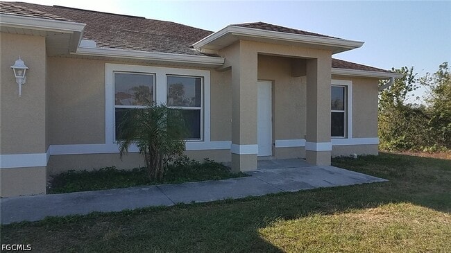 932 Dobbins St E in Lehigh Acres, FL - Building Photo - Building Photo