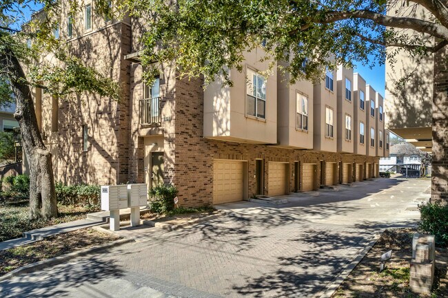 Cambridge Court Condos in Dallas, TX - Building Photo - Building Photo