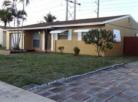 7371 SW 1st St in Margate, FL - Building Photo