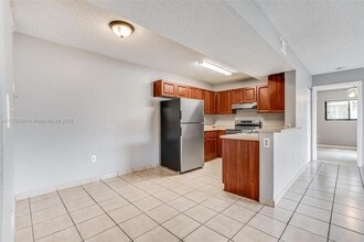 351 Palm Way in Pembroke Pines, FL - Building Photo - Building Photo
