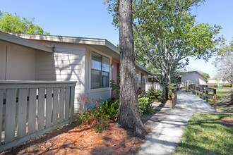 Kings Crossing Apartments in Jacksonville, FL - Foto de edificio - Building Photo