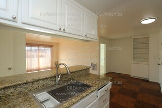 5585 E Pacific Coast Hwy in Long Beach, CA - Foto de edificio - Building Photo