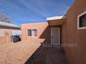 212 65th St NW in Albuquerque, NM - Building Photo