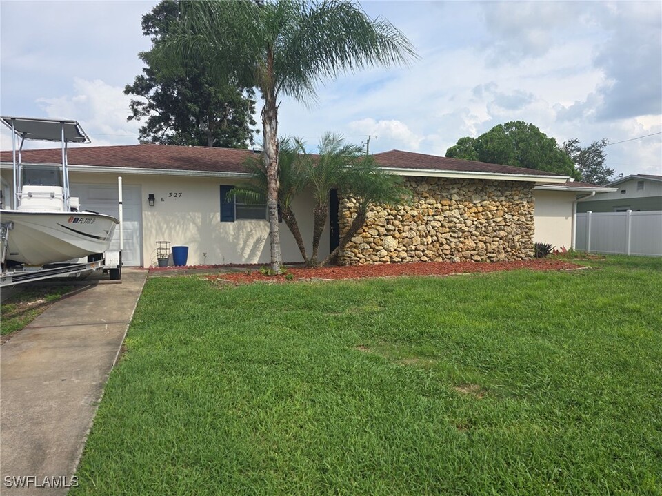 327 Allenwood Ave in Lehigh Acres, FL - Building Photo