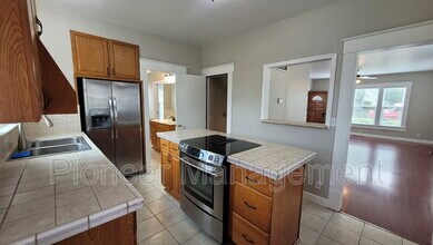 322 SE Pitzer St in Roseburg, OR - Building Photo - Building Photo