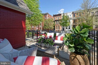 1015 D St NE in Washington, DC - Foto de edificio - Building Photo