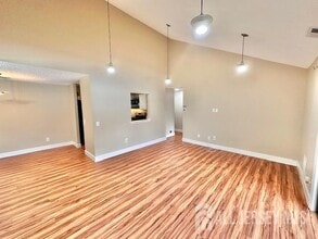 211 Sunshine Ct in Sayreville, NJ - Foto de edificio - Building Photo