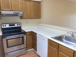 1204 Whitney Ave in Hamden, CT - Building Photo - Building Photo