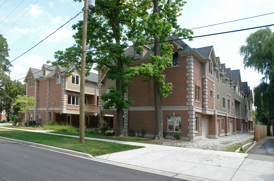 Forest Creek Townhomes in Brookfield, IL - Building Photo