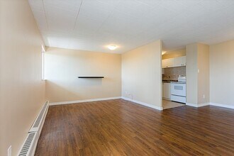 Bay Court in North Bay, ON - Building Photo - Building Photo