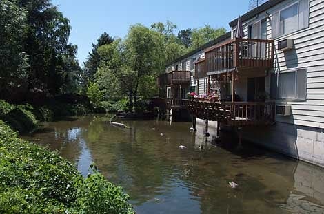 Crystal Shores Apartments in Portland, OR - Building Photo