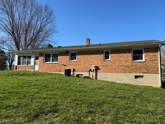 25 Bluestone Dr in Weyers Cave, VA - Building Photo - Building Photo