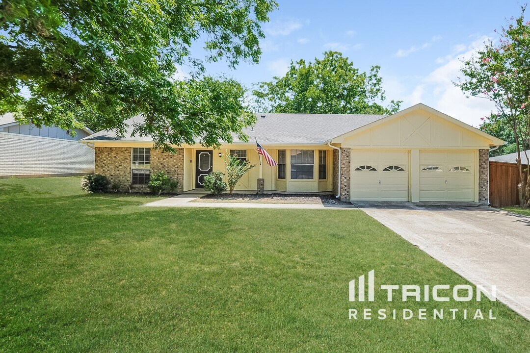 9941 Farmington Dr in Benbrook, TX - Building Photo