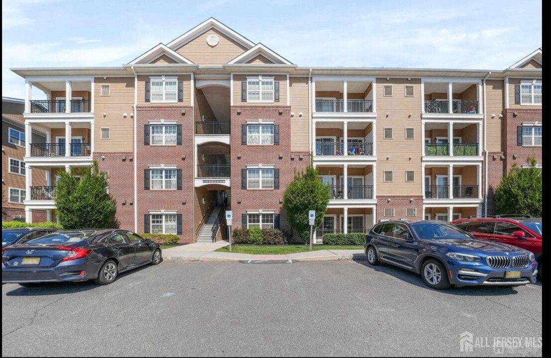 622 Strassle Wy-Unit -622 in South Plainfield, NJ - Building Photo