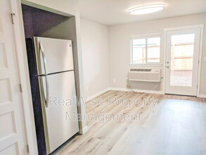 8300 SE Flavel St in Portland, OR - Building Photo - Building Photo