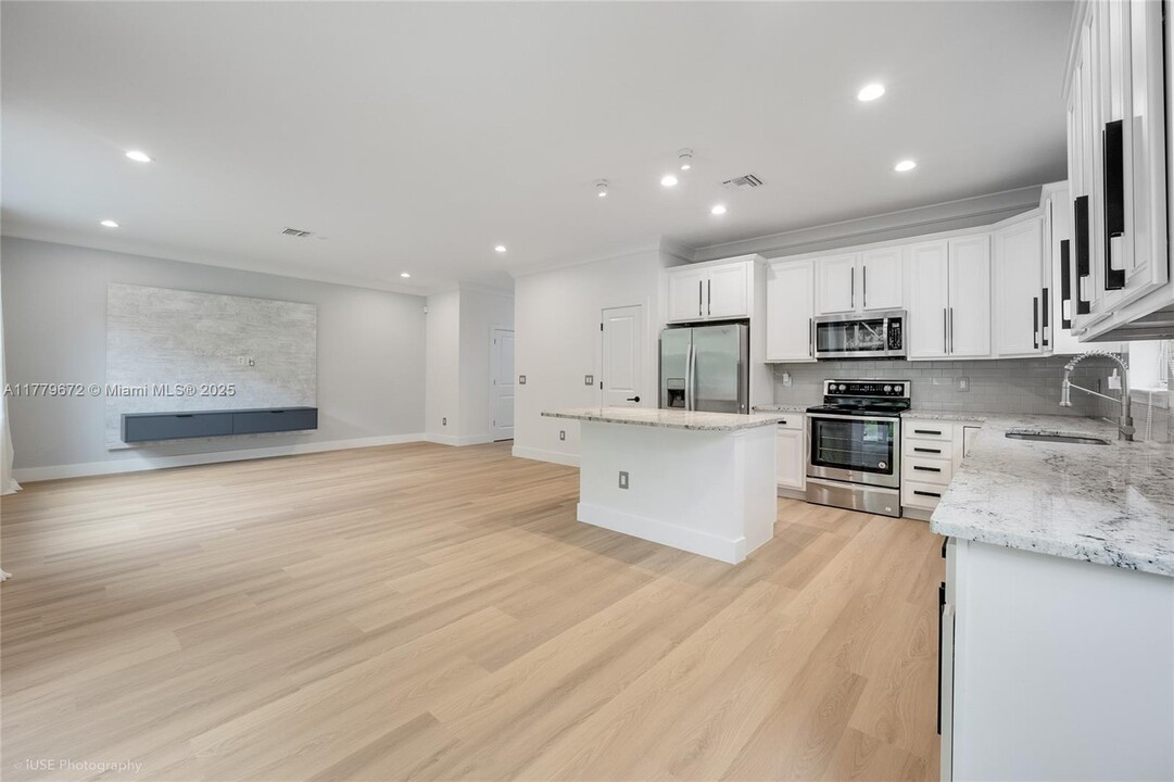 4365 Large Leaf Ln in Hollywood, FL - Building Photo