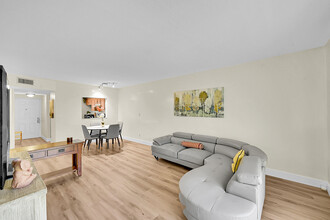 9503 Boca Cove Cir in Boca Raton, FL - Foto de edificio - Building Photo