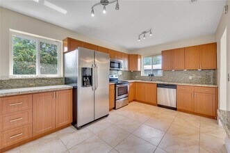4811 SW 4th St in Coral Gables, FL - Foto de edificio - Building Photo