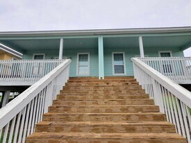 527 12th St in San Leon, TX - Building Photo