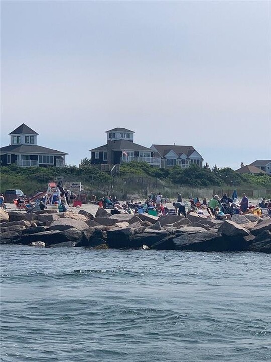 232 Sand Hill Cove Rd in Narragansett, RI - Foto de edificio